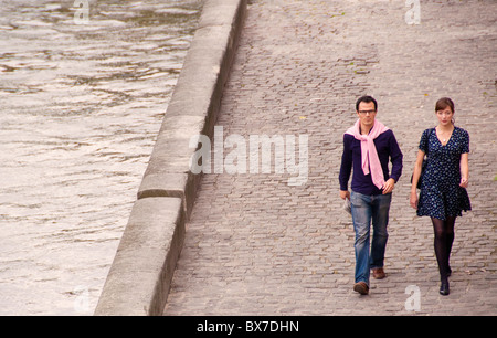 Couple à pied à côté de la Seine Paris Banque D'Images