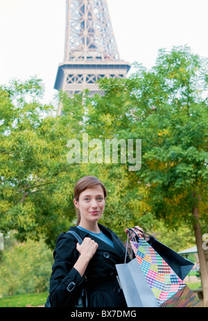 Femme après séjour shopping à Paris Banque D'Images