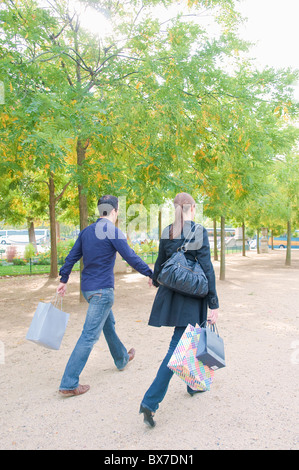 Couple shopping à Paris Banque D'Images