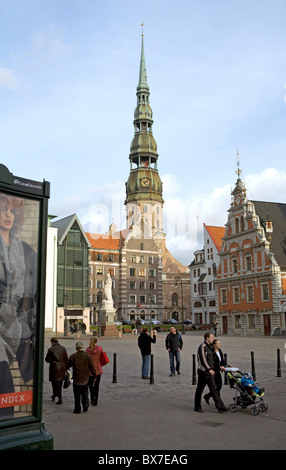 Église Saint Pierre et Schwarzhaeupterhaus, Riga, Lettonie Banque D'Images