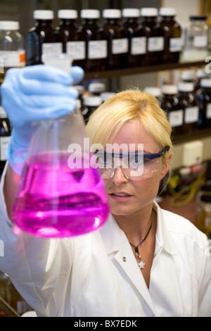 Un stagiaire Technicien de laboratoire à Evonik, Essen, Allemagne Banque D'Images