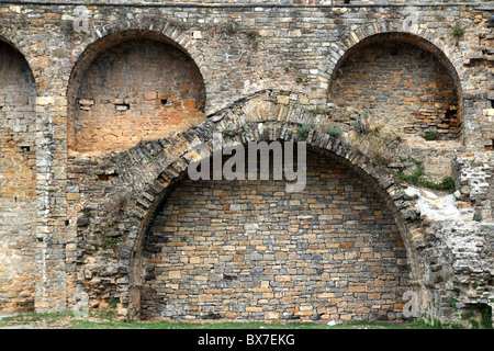 Château fort mur dans le village d'Ainsa Aragon Pyrénées Huesca Espagne Banque D'Images