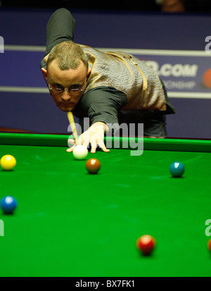 Martin Gould de l'Angleterre en action contre Marco Fu de Hong Kong (pas en photo), pendant le 1er tour de l'Betfred World Snooker Banque D'Images