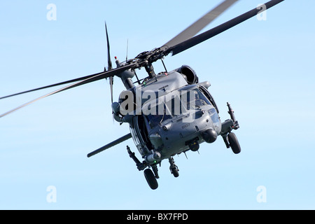 MH-60G Blackhawk CSAR combattre Recherche & sauvetage hélicoptère en vol au cours de la semaine de San Francisco 2010 meeting aérien. Banque D'Images