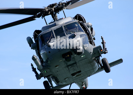 MH-60G Blackhawk CSAR combattre Recherche & sauvetage hélicoptère en vol au cours de la semaine de San Francisco 2010 meeting aérien. Banque D'Images