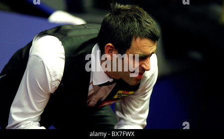 Ronnie OSullivan d'Angleterre en action contre Liang Wenbo de Chine, durant le 1er tour de l'Betfred World Snooker Championsh Banque D'Images