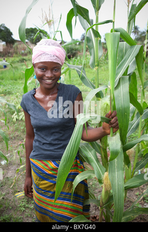 Une jeune femme se trouve dans son champ de maïs à Kakata, au Libéria, en Afrique de l'Ouest. Banque D'Images