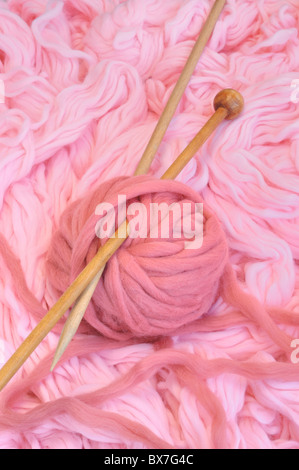 Domaine de la laine rose avec des aiguilles Banque D'Images