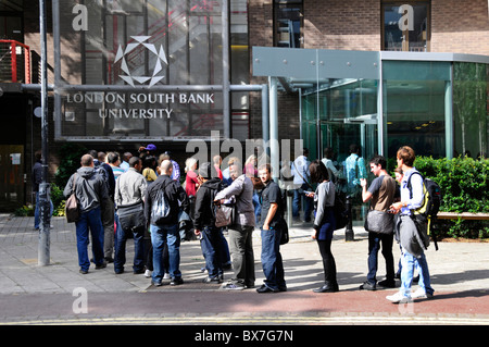 Groupe d'étudiants faisant la queue sur le trottoir devant l'entrée de l'université de la banque Sud de Londres en septembre Elephant & Castle Walworth South London England Banque D'Images