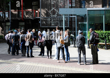 Mise en file d'étudiants à l'extérieur entrée de London South Bank University Walworth Elephant & Castle South London England UK Banque D'Images