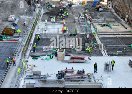 Canary Wharf Crossrail gare fondations du sous-sol construction chantier ouvriers occupés à travailler une île artificielle cofferdam East London UK Banque D'Images