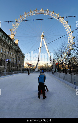 Patinoire temporaire au London Eye Ferris roue pour la saison de Noël de South Bank London England UK Banque D'Images