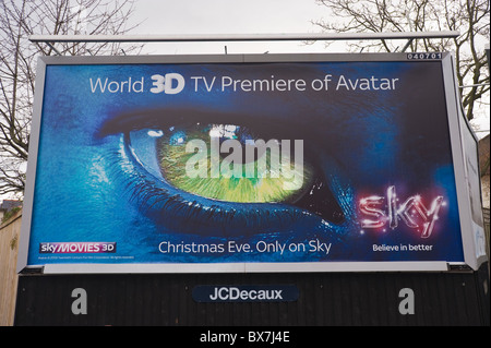 Site d'affichage JCDecaux affiche publicitaire pour les films SKY TV 3D World Premiere d'Avatar Banque D'Images