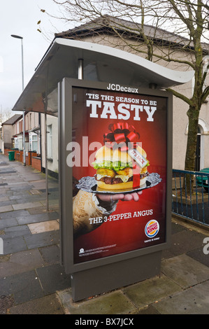 Site d'affichage JCDecaux affiche publicitaire pour Burger King sur l'abri bus Banque D'Images