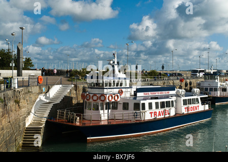 dh Harbour ST PETER PORT GUERNESEY Herme ferry amarré à côté port quai herm bateau Banque D'Images