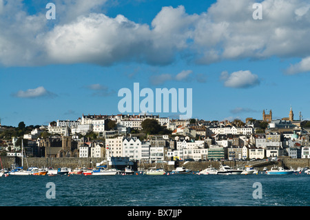 Dh St Peter Port Guernsey Harbour Town Waterfront Banque D'Images