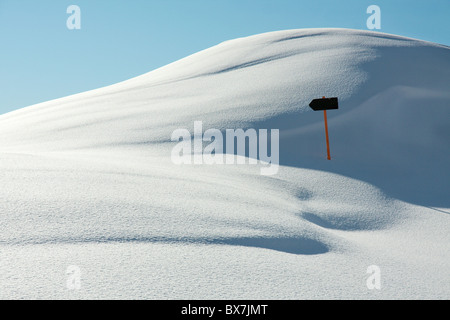 Blanc, paysage de neige avec une direction Banque D'Images