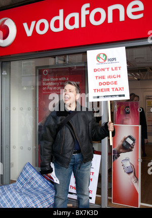 Manifestation devant Vodafone shop, Londres about $6 milliards de dollars en impôts impayés Banque D'Images