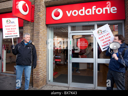 Manifestation devant Vodafone shop, Londres about $6 milliards de dollars en impôts impayés Banque D'Images