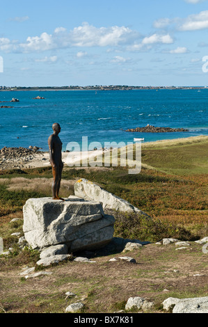 dh Herm Island HERM GUERNESEY Antony Gormley statue sur la figure en fonte de Herm appelée une autre époque sculpture moderne à l'extérieur des îles de canal Banque D'Images