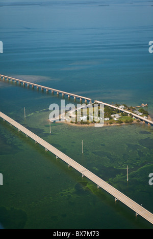 Vue aérienne de la Seven Mile Bridge enjambant les clés en Floride. Banque D'Images
