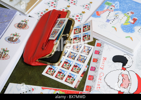 Sac à main en cuir rouge avec thème de Noël British de timbres et cartes de Noël Banque D'Images