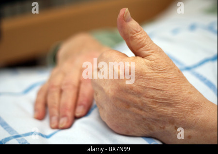 Mains d'une personne dépendant de soins faisant geste positif. Banque D'Images