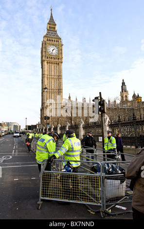 Agents de la Police métropolitaine mise en place une barrière de sécurité à l'extérieur de la Maison du Parlement à Londres. Banque D'Images