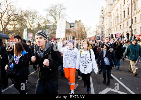 Les étudiants à Londres qui manifestent contre les coupures du gouvernement. Banque D'Images