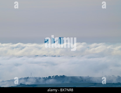 Madrid sous les nuages. Le CTBA (Cuatro Torres Business Area) vue de Colmenar Viejo. Banque D'Images