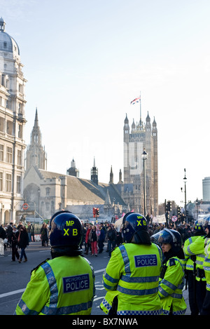 Metropolitan Police préparation d'une manifestation d'étudiants à Londres. Banque D'Images