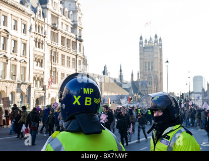 Metropolitan Police préparation d'une manifestation d'étudiants à Londres Banque D'Images