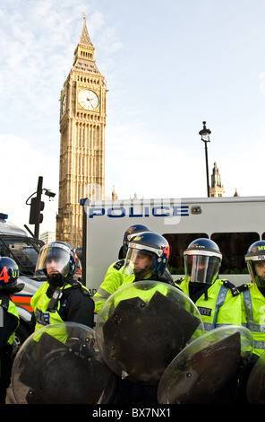 Metropolitan police antiémeutes de la préparation d'une manifestation à Londres. Banque D'Images