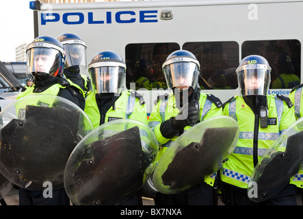 Metropolitan police antiémeutes de la préparation d'une manifestation d'étudiants. Banque D'Images