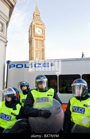 Metropolitan police antiémeutes de la préparation d'une manifestation d'étudiants à Londres Banque D'Images