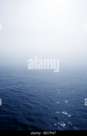 Dans la mer de brouillard bleu un jour brumeux avec une faible visibilité de l'océan Banque D'Images