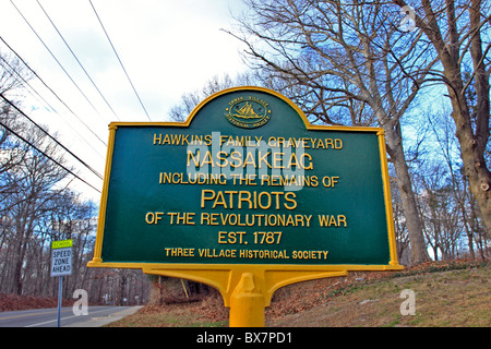 Marqueur le cimetière historique avec les familles d'anciens combattants de la guerre révolutionnaire, Setauket, Long Island NY Banque D'Images
