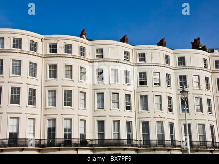 La façade des maisons mitoyennes de style régence Brighton Sussex England Europe Banque D'Images