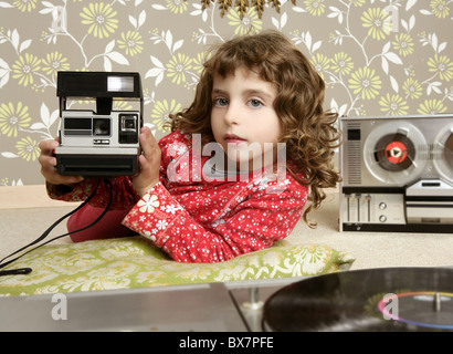 Retro camera photo little girl in vintage prix wallpaper Banque D'Images