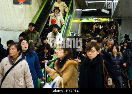 Les voyageurs à la gare de Shinjuku, Tokyo, au cours de l'heure Banque D'Images