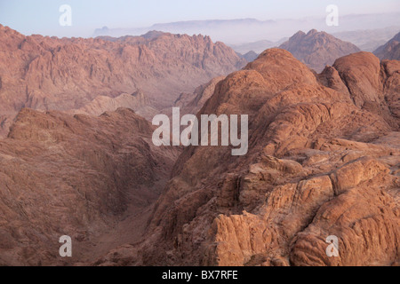 Vues de la montagne de Sinaï, Jebel Musa, ou mont Moïse - dans la sainte montagne, la péninsule du Sinaï. Banque D'Images