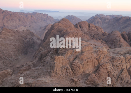 Vues de la montagne de Sinaï, Jebel Musa, ou mont Moïse - dans la sainte montagne, la péninsule du Sinaï. Banque D'Images