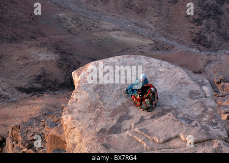 Les observateurs de l'aube sur le mont Sinaï, Jebel Musa ou mont Moïse, dans la sainte montagne, la péninsule du Sinaï. Banque D'Images