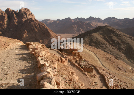 En ordre décroissant de la montagne de Sinaï vers St Catherine's, Monastère de la péninsule du Sinaï. Banque D'Images