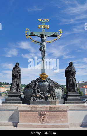 Le Crucifix et calvaire, l'une des nombreuses statues médiévales sur le pont Charles à Prague, République tchèque. Banque D'Images