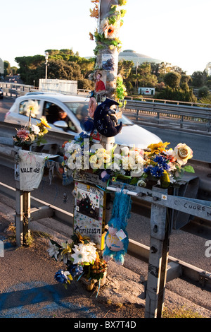 La masse de fleurs sur la route de l'Italie Rome rue, comme mémorial de victime d'accident mortel. Banque D'Images