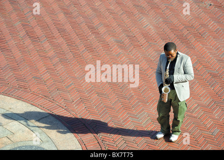 Un saxophoniste de la rue dans le centre du parc Terrasse Bethesda. Banque D'Images