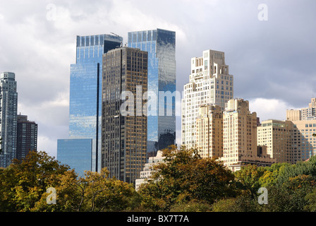 Gratte-ciel vue de Central Park à New York. Banque D'Images