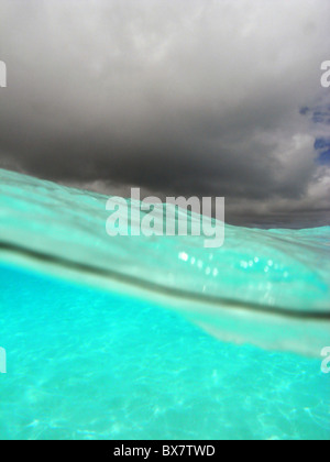 Les eaux du lagon cristallin et nuages de mousson sur l'atoll de Cocos Keeling, de l'Océan Indien Banque D'Images