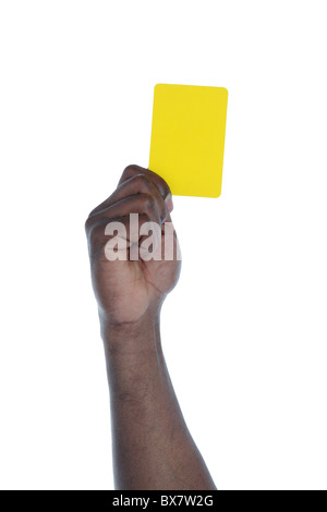 Un humain à la peau sombre main tenant une carte jaune comme symbole de l'anti-racisme. Le tout sur fond blanc. Banque D'Images
